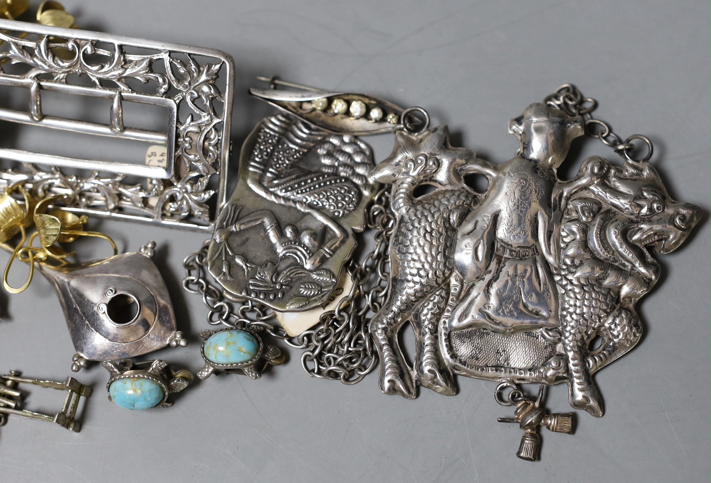 Assorted silver and white metal jewellery, including a belt buckle and stylish pair of drop earrings.